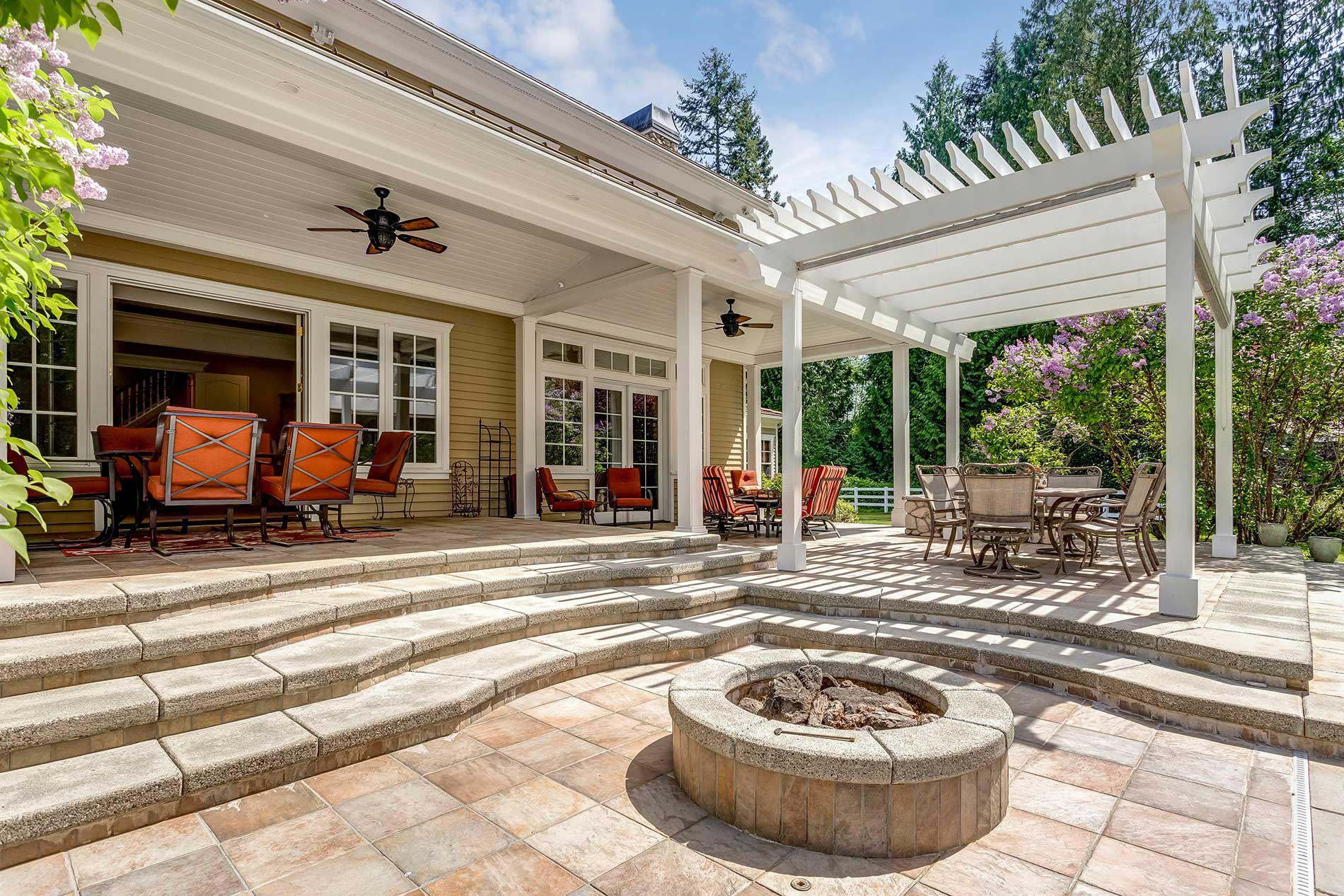 outdoor-patio-with-white-dining-pergola