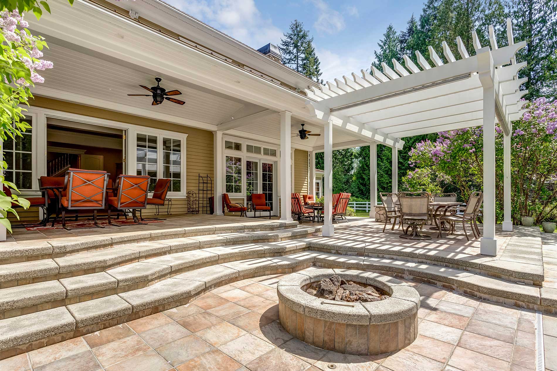outdoor-patio-with-white-dining-pergola outdoor-patio-with-white-dining-pergola